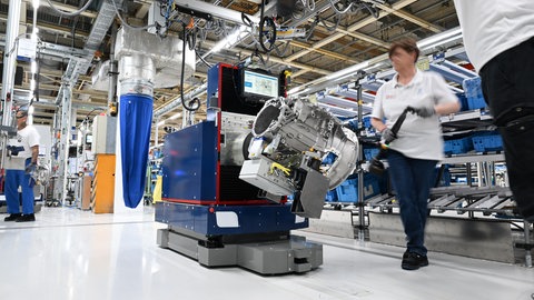 Montagelinie des Nutzfahrzeuggetriebes PowerLine be der ZF Friedrichshafen AG: Bewegt wird das Getriebe von einem autonomen fahrerlosen Transportfahrzeug. Das deutsche Unternehmen hat elf Standorte in Mexiko und ist von den neuen Zöllen von Trump besonders betoffen. 