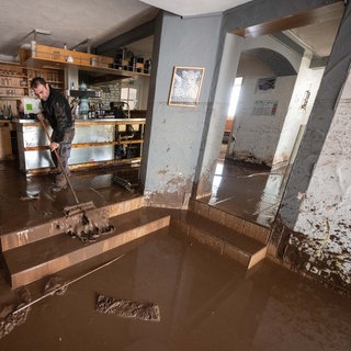 Schlamm durch Hochwasser bei jemandem Zuhause. Überschwemmung: Versicherung zahlt nicht oder mauert.