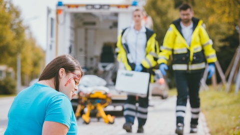 Eine Frau hat einen Unfall, der Notarzt kommt. Autounfall im Urlaub in den USA - Behandlungskosten von 30.000 Euro. Die Auslandskrankenversicherung zahlt nicht. Marktcheck mischt sich ein. 