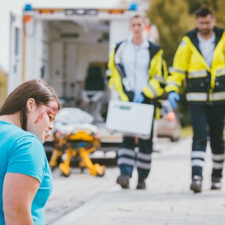 Eine Frau hat einen Unfall, der Notarzt kommt. Autounfall im Urlaub in den USA - Behandlungskosten von 30.000 Euro. Die Auslandskrankenversicherung zahlt nicht. Marktcheck mischt sich ein. 