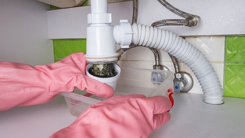 Siphon wird geöffnet und Abfluss gereinigt