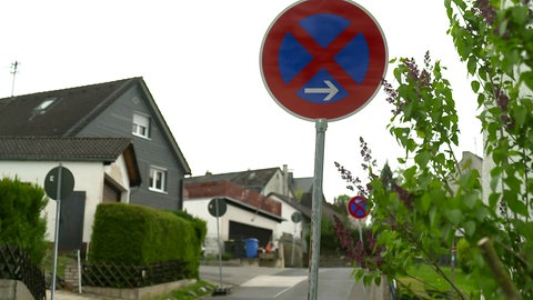 20 Halteverbotsschilder auf 600 Metern stehen in Boppard-Holzfeld.