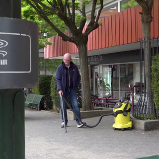 Mann saugt Parkplatz