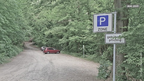 Auf einem Wanderparkplatz bei Deidesheim werden Parkgebühren verlangt