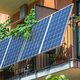 Ein sogenanntes Balkonkraftwerk an einer Wohnung.