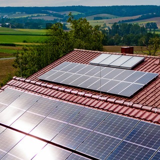 Solarzellen auf Dächern.