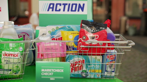 Ein Einkaufskorb mit Eigenmarken-Produkten von Action 