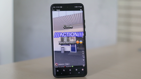 Smartphone-Display zeigt Reel mit Action-Werbung einer Influencerin