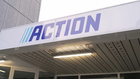 Das Logo von Action über dem Eingang einer Filiale 