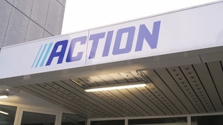 Das Logo von Action über dem Eingang einer Filiale 