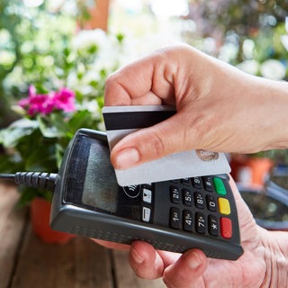 Bargeldlose Zahlung mit der Bankkarte ganz einfaches kontaktloses Bezahlen