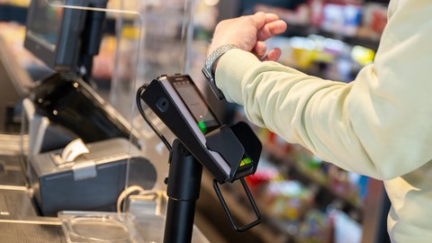 Bargeldlose Zahlung durch die Nutzung einer Smartwatch.