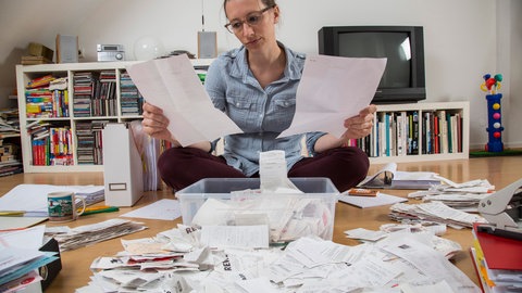 Es ist sinnvoll regelmäßig seinen Papierkram zu sortieren und auszumisten.