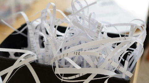 Papierkram ordnen: Gleich schon die Post aussortieren. 