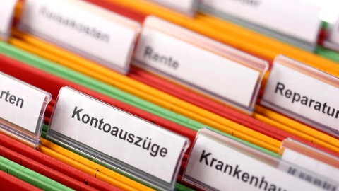 Wichtige Unterlagen ordentlich sortiert in einem Hängeregister. Wer wichtige Dokumente griffbereit hat, ist im Notfall besser dran. 