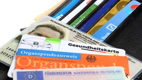 Geldbeutel mit Ausweisen, Bankkarten und Führerschein