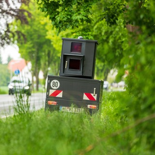 Blitzer steht am Straßenrand