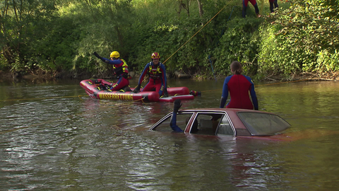 DLRG übt Menschen aus einem abgesoffenen Auto zu retten