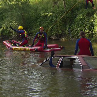 DLRG übt Menschen aus einem abgesoffenen Auto zu retten