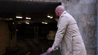 Mann steht vor Stuttgarter Parkhaus, in dem er wegen eines Fehlalarms stundenlang eingesperrt war.