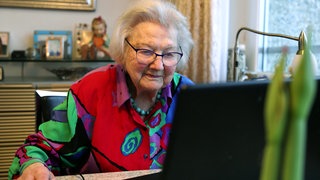  Hildegard Alf-Kopp handelt Aktien an der Börse. Die 98-Jährige Stuttgarterin sitzt vor einem Laptop.