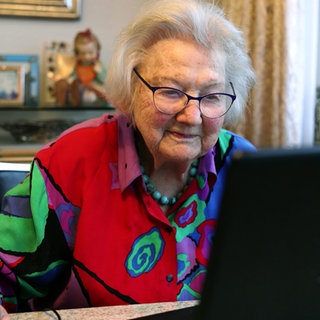  Hildegard Alf-Kopp handelt Aktien an der Börse. Die 98-Jährige Stuttgarterin sitzt vor einem Laptop.