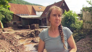Anita Hartmann steht auf ihrem Pferdehof in Rudersberg, der vom Hochwasser komplett überflutet wurde.
