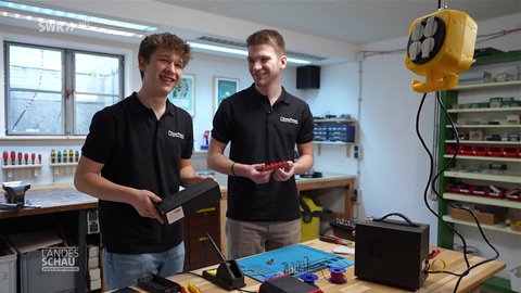 Zwei Jugendliche in einer Werkstatt