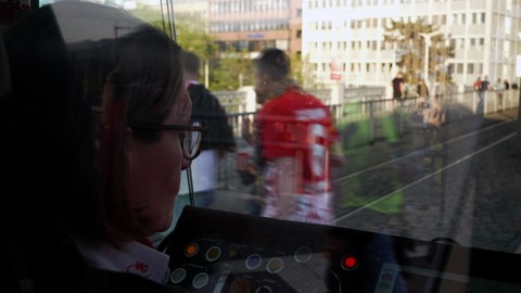 Straßenbahnfahrerin Melanie Schultz bringt in Freiburg Fußballfans zum Stadion 