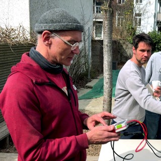 Workshop Balkon-Kraftwerk - Rolf Behringer arbeitet an dem Steuerungsmodul einer Solarpanele.