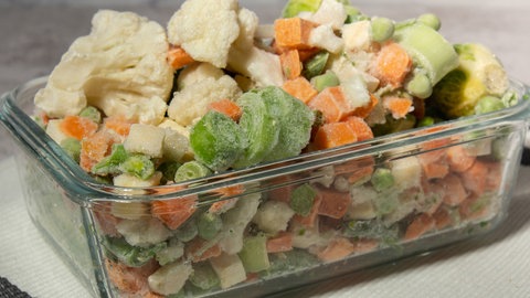 Tiefgekühltes Gemüse ist deutlich länger haltbar, als wenn es im Kühlschrank aufbewahrt wird.