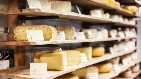 Käse im Regal, Käserei