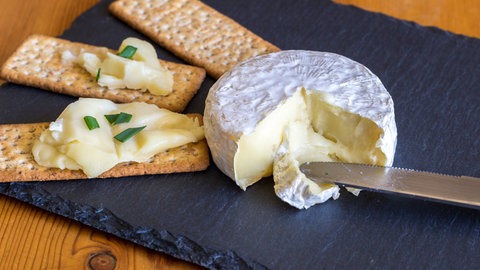 Weichkäse mit Crackern