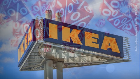 Ikea-Schild mit Prozentzeichen. Sind Möbel bei Ikea billiger? Ikea ist Möbelhändler Nummer 1, wirbt mit guter Qualität zum kleinen Preis. Ist Ikea günstiger als die Konkurrenz? Geht der Aufbau jetzt schneller? Was ist mit Giftstoffen?