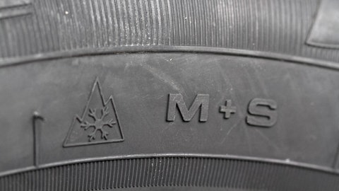Nach der am 1. Oktober 2024 in Kraft tretenden Neuregelung für Allwetterreifen, müssen diese jetzt nebem dem "M+S-Symbol" auch das "Schneeflocken-Symbol" haben.