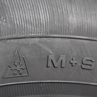 Nach der am 1. Oktober 2024 in Kraft tretenden Neuregelung für Allwetterreifen, müssen diese jetzt nebem dem "M+S-Symbol" auch das "Schneeflocken-Symbol" haben.