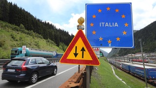 Ein Auto aus Deutschland passiert die österreichisch-italienische Grenze | Italienurlaub mit dem Auto: Die fünf teuersten Bußgeldfallen in Italien