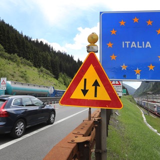 Ein Auto aus Deutschland passiert die österreichisch-italienische Grenze | Italienurlaub mit dem Auto: Die fünf teuersten Bußgeldfallen in Italien