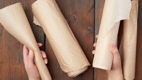 Mehrere Rollen Backpapier liegen auf einem Tisch | Dürfen Backpapier und Cellophanbeutel auf den Kompost?