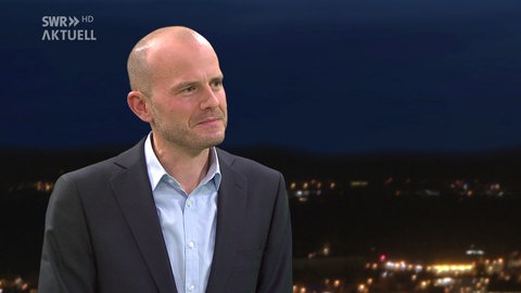 SWR Umweltredakteur Dominik Bartoschek | Dürfen Backpapier und Cellophanbeutel auf den Kompost?