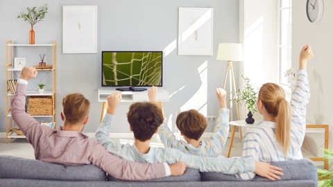 Familie sitzt vor Fußballspiel | Darum jubelt der Nachbarn früher