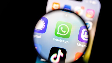 Versprechen euch Menschen über Gruppen bei WhatsApp einen lukrativen Job ohne großen Aufwand, oder schnelles Geld am Aktienmarkt, sollten alle Alarmglocken angehen! Aber: Ihr könnt der Betrugsmasche leicht entgehen!