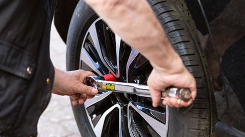 Mirco Hillmann vom ADAC Mittelrhein gibt wertvolle Tipps zum Reifenwechsel und erklärt, worauf Autofahrer beim Reifenwechsel am Auto unbedingt achten sollten.