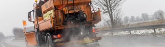 Ein Fahrzeug im Winterdienst | So fahrt ihr sicher auf glatten Straßen