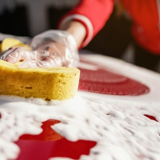 Nachdem das Harz entfernt ist, den Lack unbedingt mit Shampoo und Wasser nachreinigen. | So entfernen Sie Harz leicht selbst vom Autolack