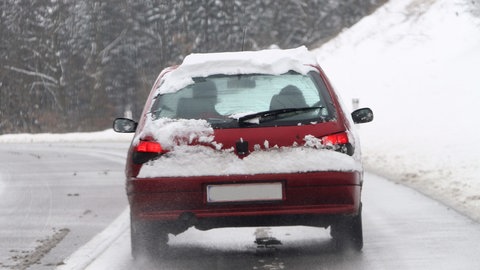 Schnee auf dem Autodach