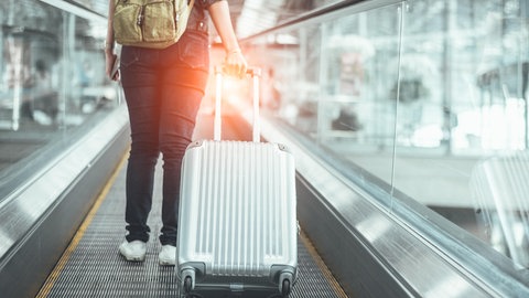 Telefon- und Urlaubsbetrug: So erkennt ihr die Maschen der Täter | Tipps von der Verbraucherzentrale