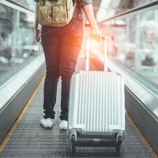 Telefon- und Urlaubsbetrug: So erkennt ihr die Maschen der Täter | Tipps von der Verbraucherzentrale
