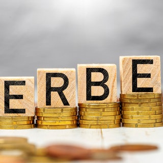 Was können wir zu Lebzeiten schon tun, um unseren Nachlass und unser (digitales) Erbe zu regeln? Testament, Vollmachten, Passwörter sichern - das solltet ihr beachten. Wir geben euch in unserem Ratgeber wichtige Tipps. Das Bild zeigt den Schriftzug "Erbe" auf Holzwürfeln die auf gestapelten Geldmünzen stehen 