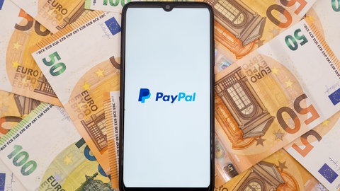 "Ihr Konto ist kompromittiert und gerade mit 690,90 € belastet worden, drücken Sie sofort die 1 auf Ihrem Telefon". Auf solche Schockanrufe und SMS sollte man keinesfalls reagieren! Sie stammen von Betrügern, die nur an die Kontodaten und Passwörter kommen wollen und dann das Konto leerräumen. Einfach wieder auflegen - egal, ob es eine automatische Ansage ist oder ein Mensch am anderen Ende der Leitung.